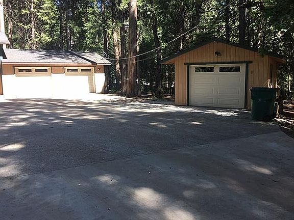 detached one car garage or workshop