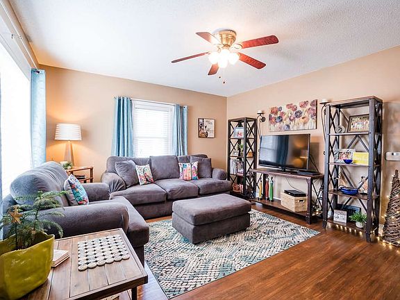 3rd image of 510 College St