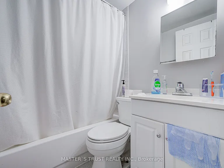 1179 Simcoe St S #2 — Photo 8