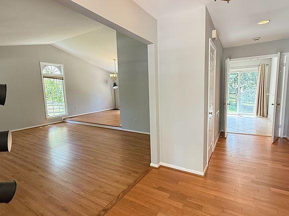 4th image of 947 Farm Haven Dr