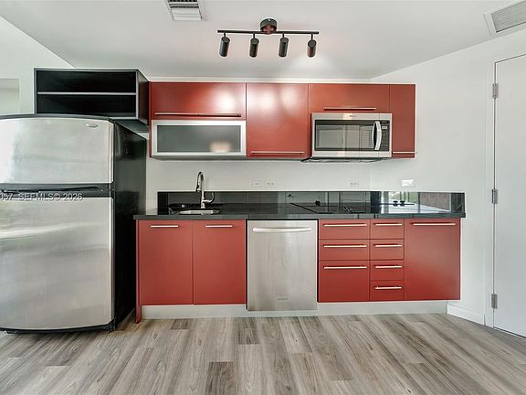 5th image of 253 NE 2nd St APT 630