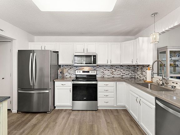 4th image of 3840 Martin Ct