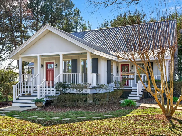 96 View Dr, Poplarville, MS 39470