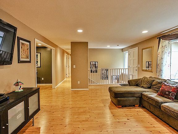 3rd image of 586 NE Conifer Dr
