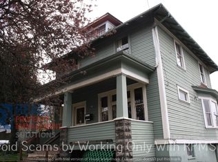 904 NE Davis St, Portland, OR 97232