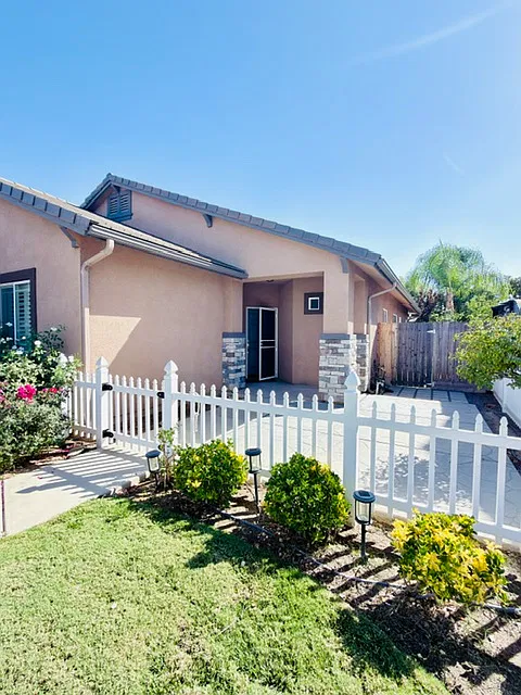 3 bed, 1859 sqft, $2,595 — Photo 3