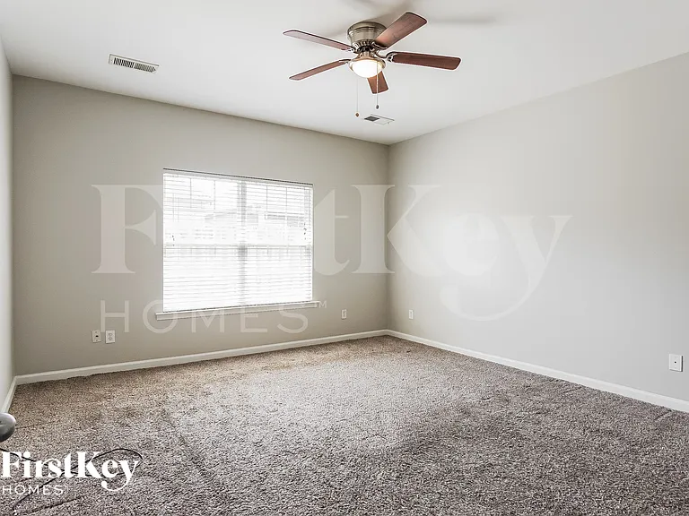 1092 Fairbank Ln — Photo 8