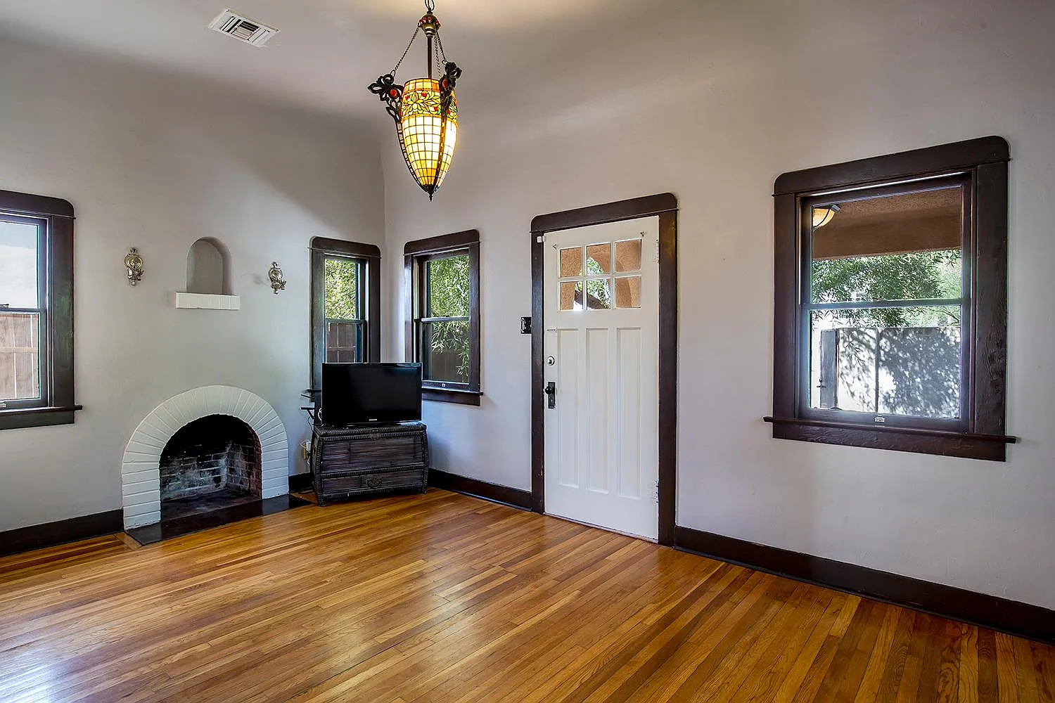 2210 E Helen St — Photo 4