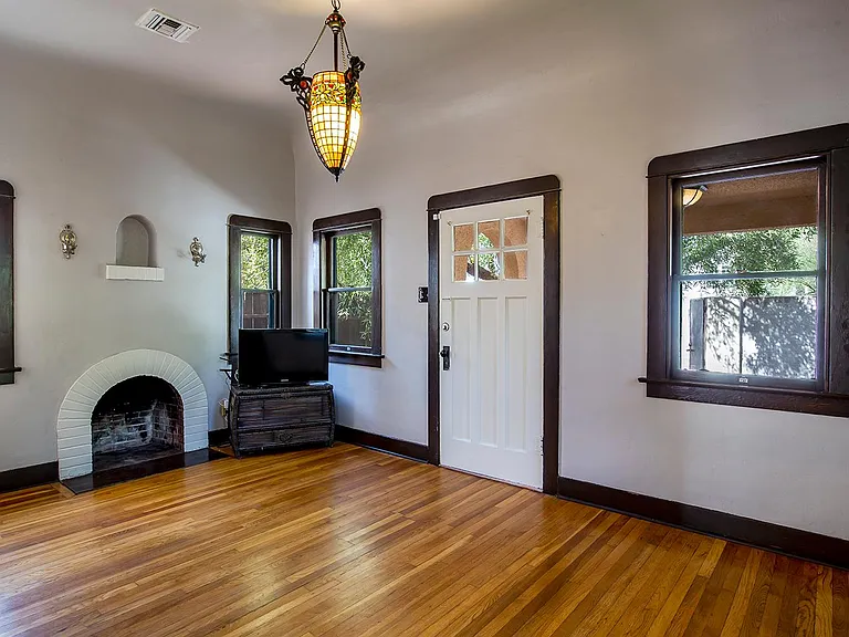 2210 E Helen St — Photo 4