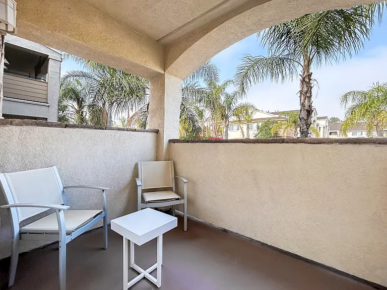 La Pacifica Apartments — Photo 10