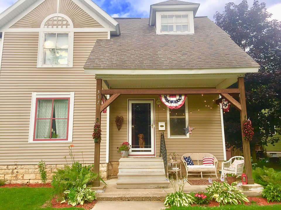 1st image of 317 1st St SE