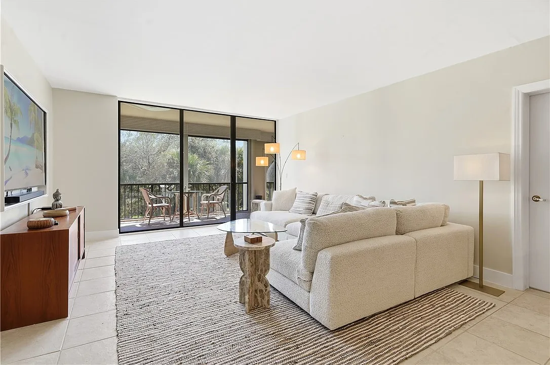 3 bed, 2400 sqft, $6,000 — Photo 2