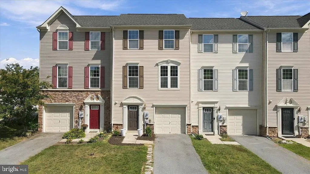 4 bed, 2.5 bath, 1962 sqft, $2,150 — Photo 1