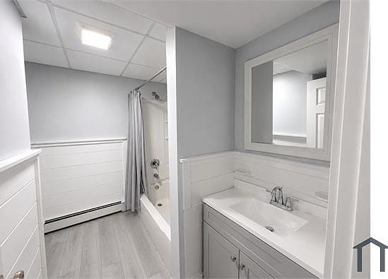 4th image of 220 Weir St APT 4