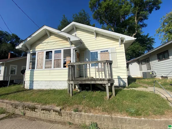 215 Rebecca St, Sioux City, IA 51103