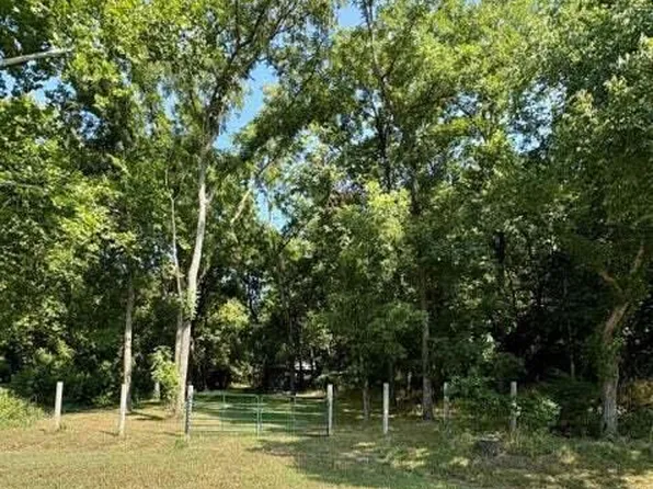 18284 Gazelle Dr #B, Neosho, MO 64850