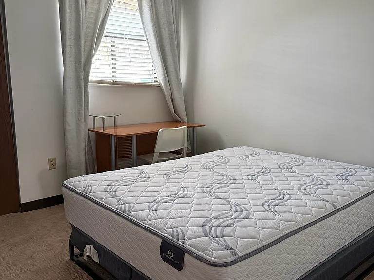 Bedroom: the desk is not included but it should give an idea of the space available with a full bed