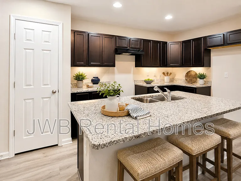 1370 Orton St — Photo 3