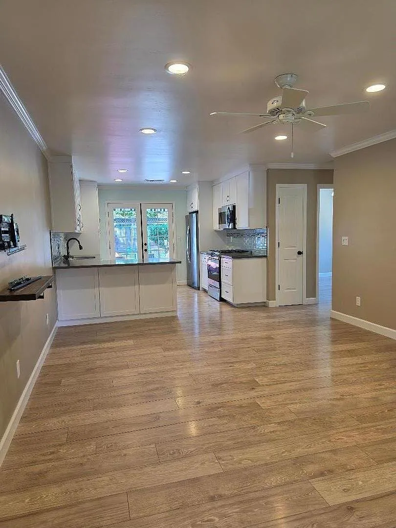 2 bed, 819 sqft, $3,800 — Photo 3