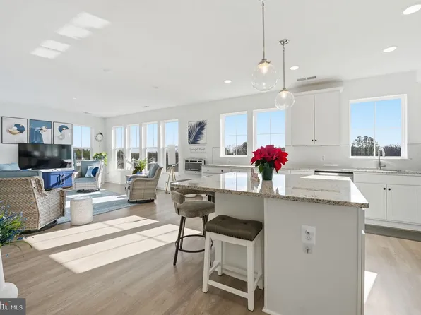 3720 Havertill Ln Unit 407, Woodbridge, VA 22193