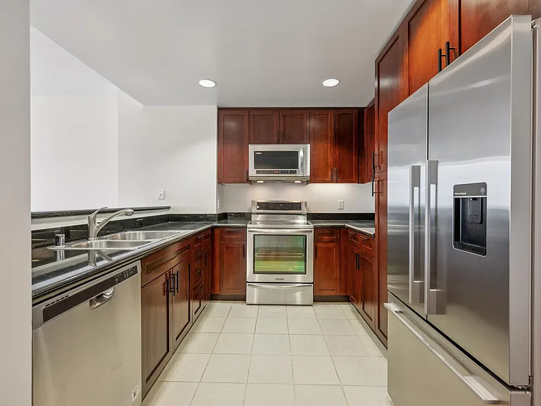 260 King St #1011 — Photo 7