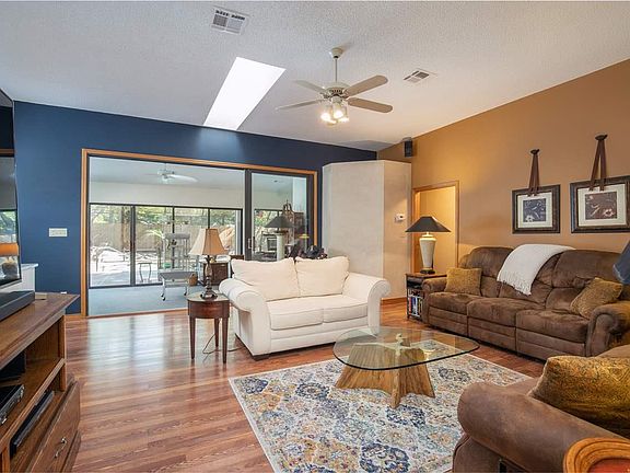 4th image of 308 Williamsburg Dr