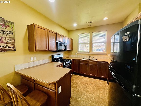 4th image of 687 Callahan Dr