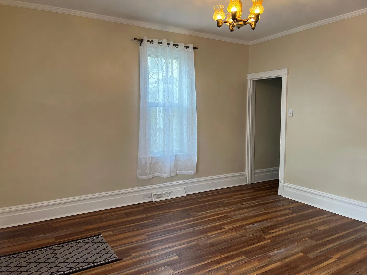 2 bed, 1800 sqft, $900 — Photo 2