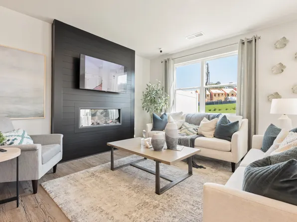 988 Sutherland Ln, Lawrenceville, GA 30043