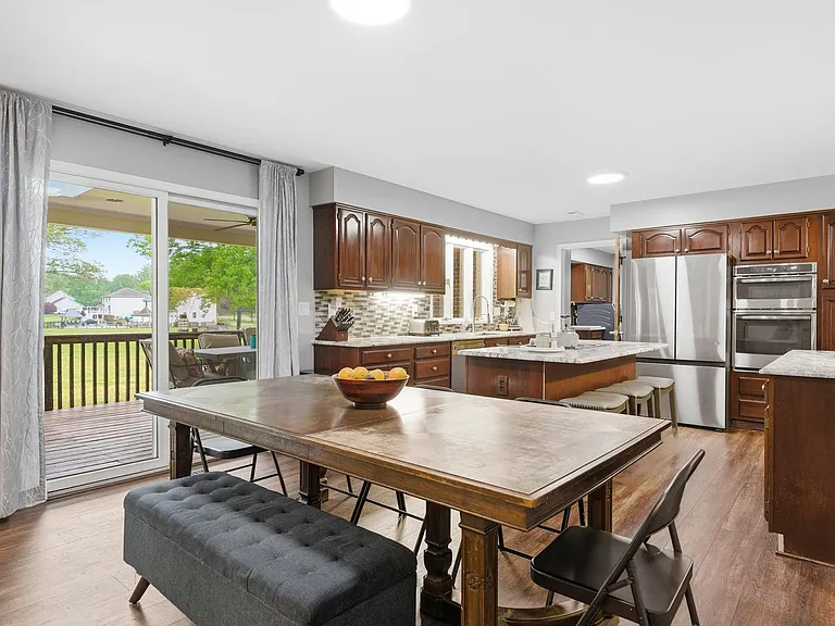 1126 Somerset Ln — Photo 11