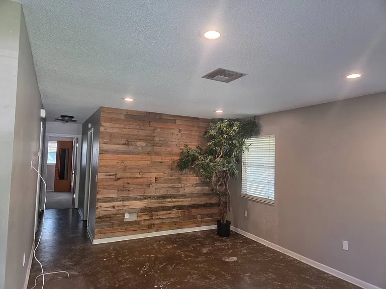 203 Longview Rd — Photo 2