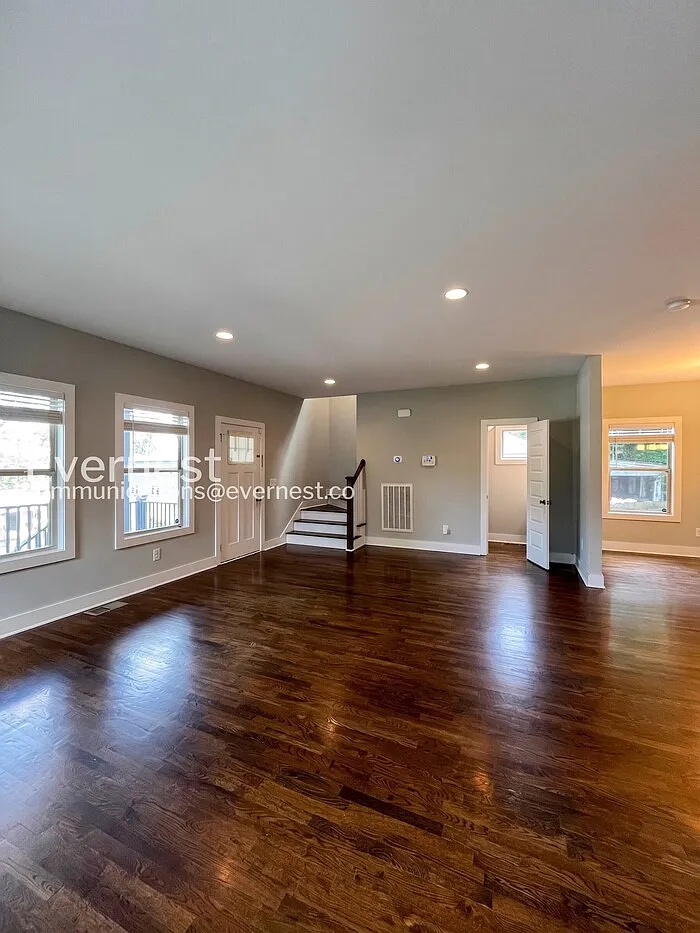 3 bed, 2.5 bath, 1700 sqft, $2,975 — Photo 2