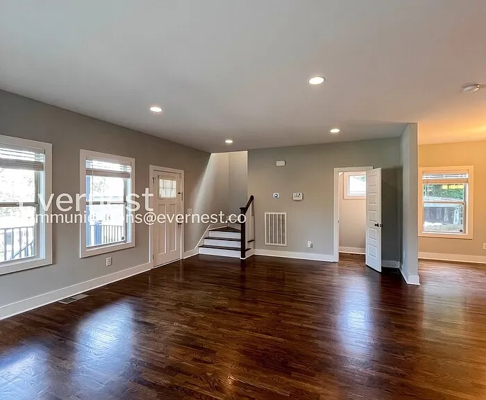2115 Burns St — Photo 5