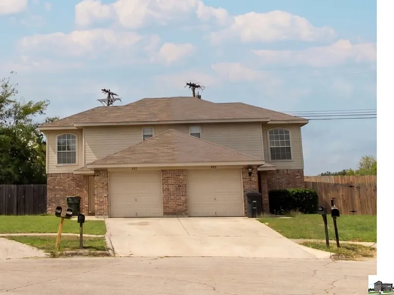 2412 Skylark Cir — Photo 1