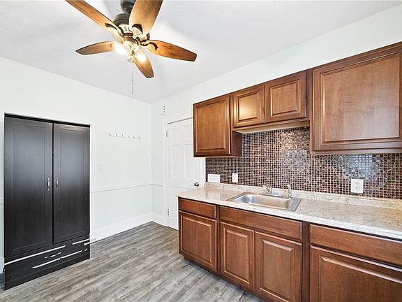 5th image of 2036 Clarence Ave