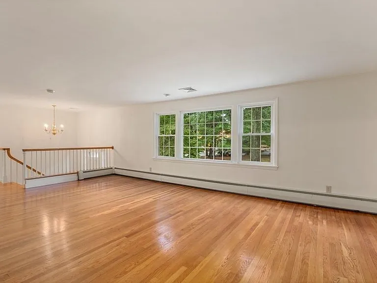 10 Radcliffe Rd — Photo 2