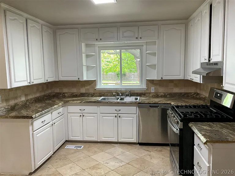 1644 S Knoxville Ave — Photo 11