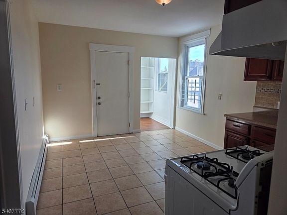 5th image of 42 Seymour Ave