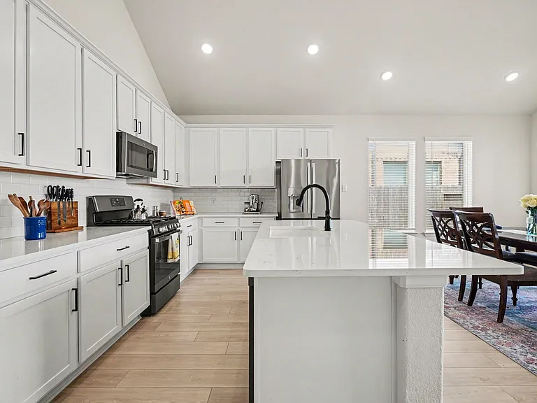 2214 Lierna Dr — Photo 8