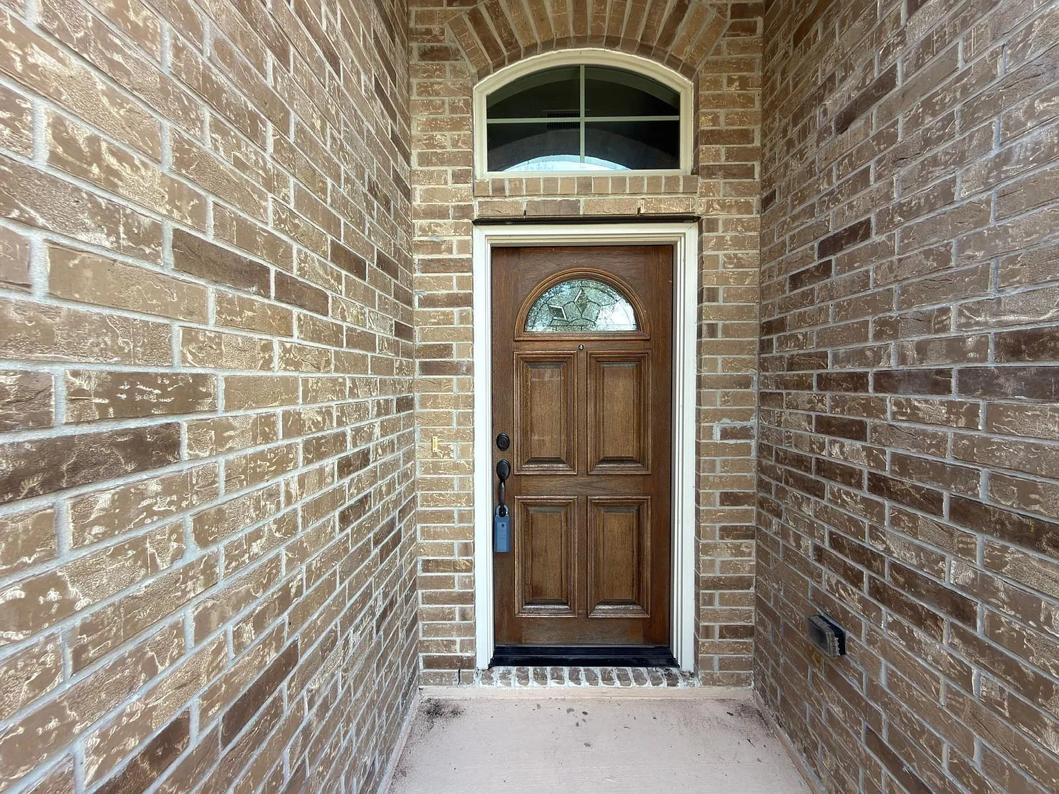3 bed, 3.0 bath, 2414 sqft, $2,300 — Photo 2