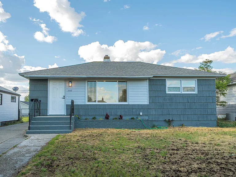 2217 E Longfellow Ave — Photo 2