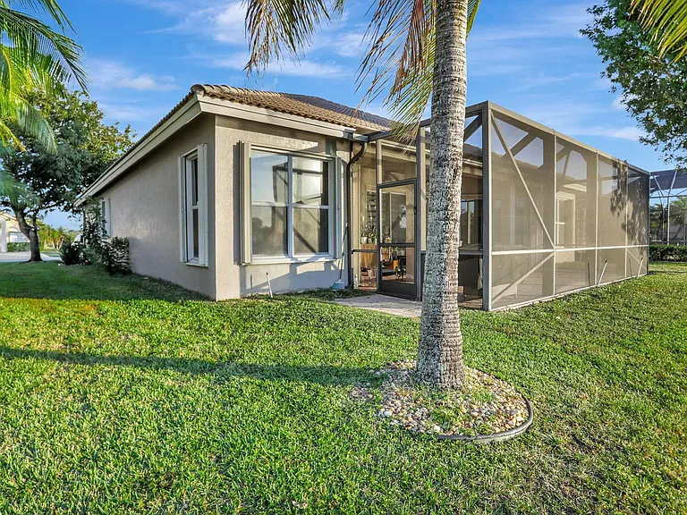 6355 NW 107th Ter — Photo 37