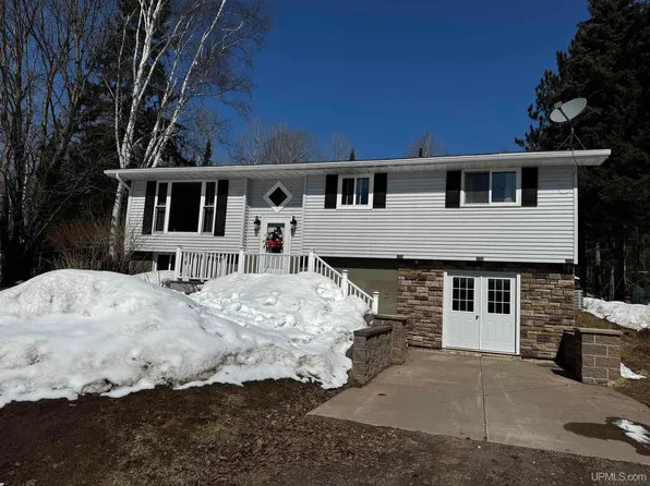 18241 Skanee Rd, Lanse, MI 49946