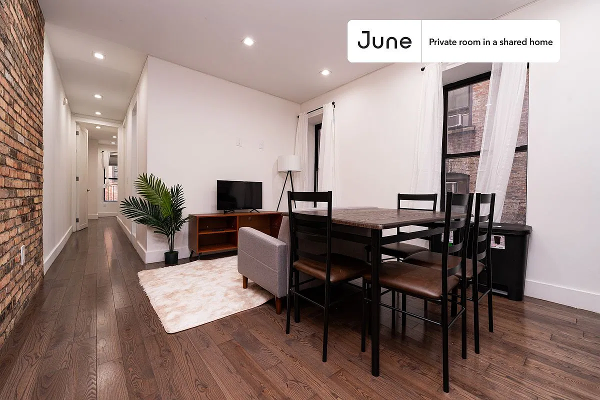 Queen bedroom in 4 bed/2 bath home in West Harlem #1788 C — Photo 4