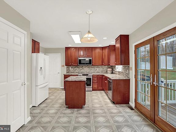 5th image of 482 Chestnut Way