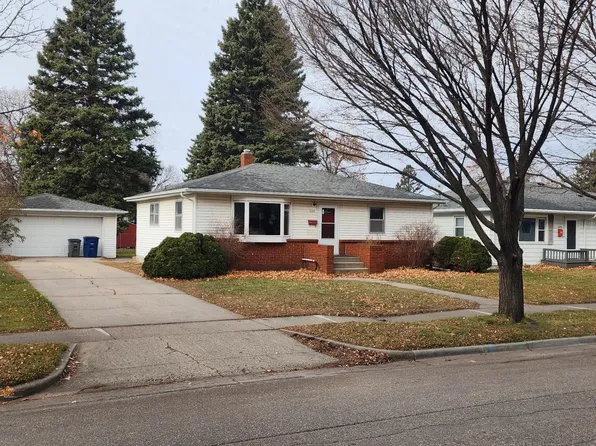 2215 7th St S, Moorhead, MN 56560