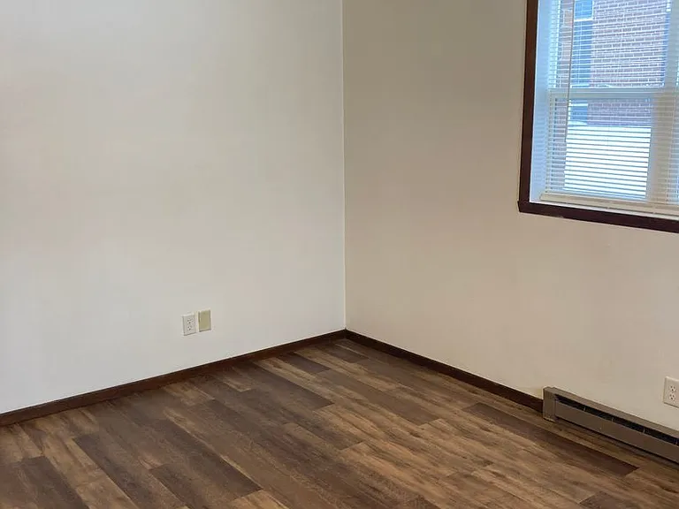 Immaculate Updated 1 and 2 Bedrooms with 1 Bath — Photo 24