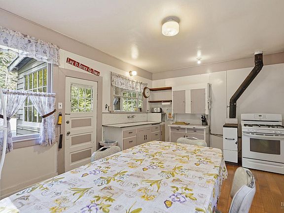 3rd image of 886 Montgomery Road