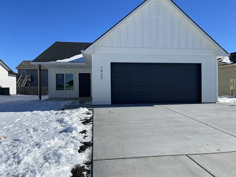 1927 E Sutton Ct — Photo 1
