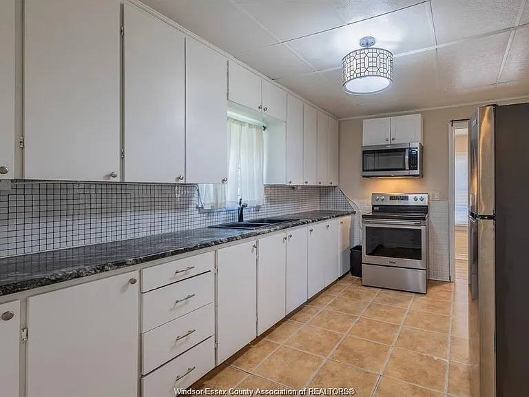 1630 Marentette Ave — Photo 9